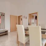 شقة Orange